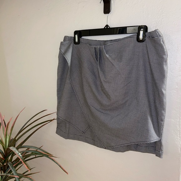 BCBG B/W Checkered Mini Skirt Sz L - Picture 3 of 5